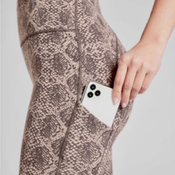 Xl Athleta snakeskin print, 7/8 length leggings w 2 small side pockets. EUC - Picture 3 of 11